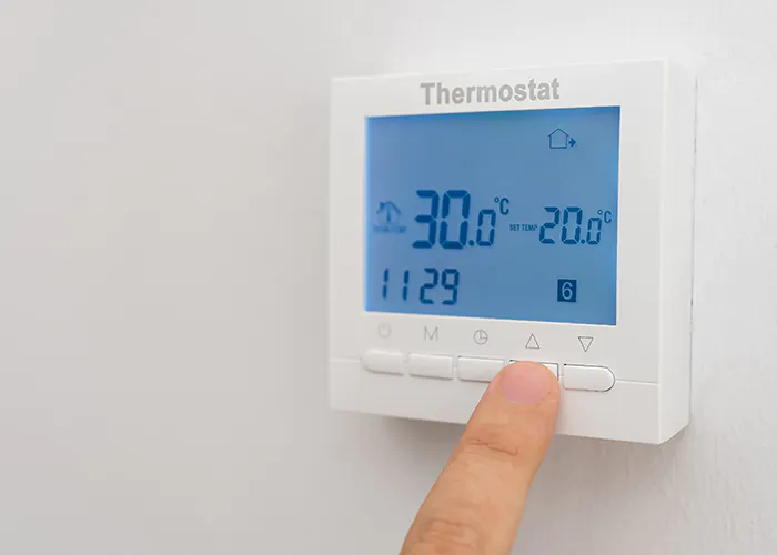 1673419144 hand man raising thermostat air conditioning save cost by high inflation 2.jpg